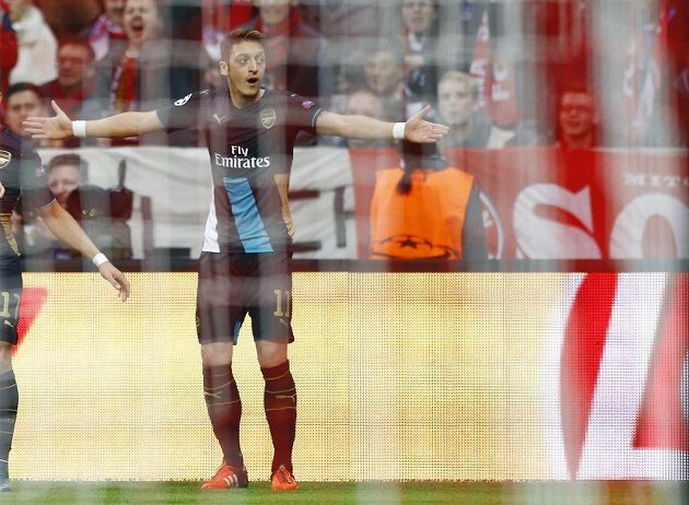 Fotbalista Arsenalu Mesut Özil nechápe, proč nebyl uznán jeho gól proti Bayernu.