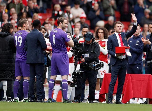 Je konec. Na Emirates Stadium si už Petr Čech a Aaron Ramsey v dresu Arsenalu Premier League nezahrají.