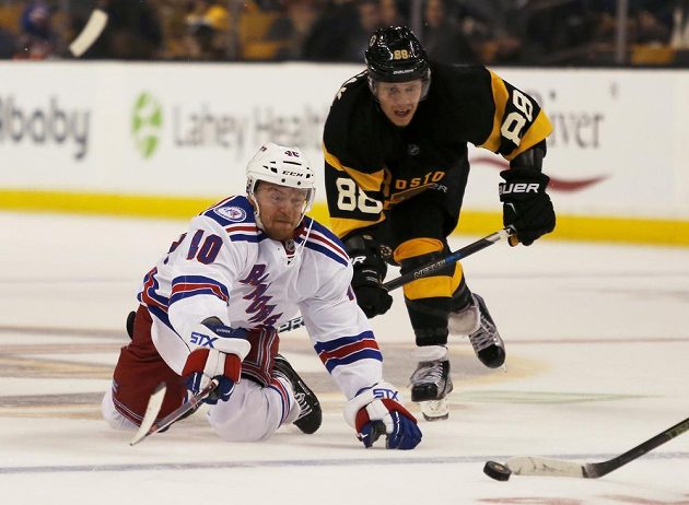David Pastrňák (88) z Bostonu zahákoval J. T. Millera (10) z New Yorku Rangers, u rozhodčích mu to prošlo.