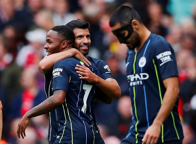 Raheem Sterling (vlevo) a Sergio Agüero se radují, Manchester City vede nad Arsenalem 1:0.
