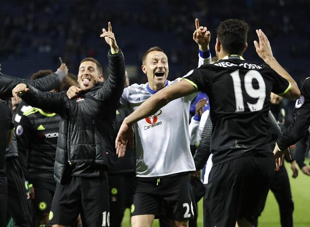 Radost fotbalistů Chelsea zleva Edena Hazarda, Johna Terryho a Diega Costy z titulu.