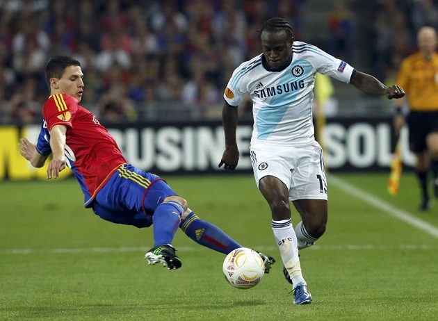 Fabian Schär z Basileje (vlevo) se pokouší zastavit Victora Mosese z Chelsea.