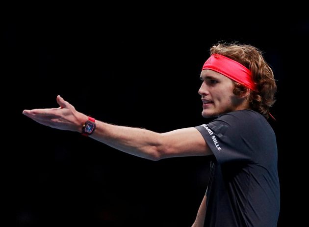 Německý tenista Alexander Zverev semifinále Turnaje mistrů proti Rogeru Federerovi hodně prožíval.