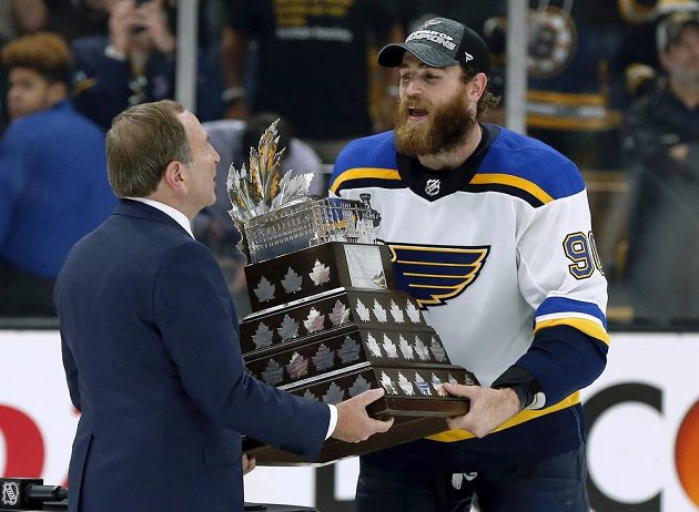 Ryan O´Reilly přebírá z rukou komisionáře NHL Garyho Bettmana cenu pro nejužitečnějšího hráče play off - Conn Smythe Trophy.
