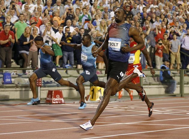 Usain Bolt probíhá jako vítěz cílem závodu na 100 metrů ve finále Diamantové ligy v Bruselu.