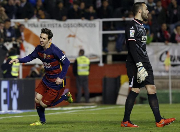 Lionel Messi (vlevo) z Barcelony slaví gól v síti Vallecana. Vpravo je brankář Raya Juan Carlos Martín.