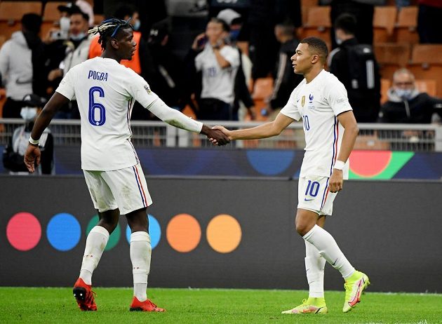 Francie vyhrála Ligu národů. Střelec vítězného gólu Kylian Mbappé přijímá gratulaci od spoluhráče Paula Pogby.