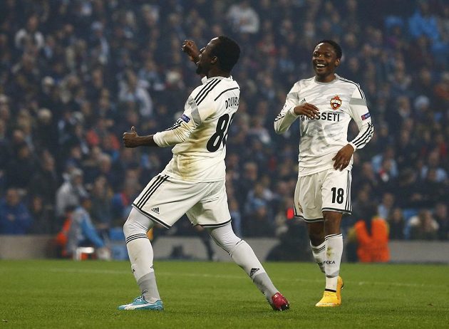 Fotbalista CSKA Seydou Doumbia (vlevo) se raduje z gólu proti Manchesteru City. S gratulací k němu běží spoluhráč Ahmed Musa.