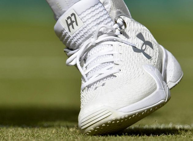 Andy Murray z Británie se snubním prstenem na botě v semifinále Wimbledonu s Rogerem Federerem ze Švýcarska. Murrayho manželka Kim sledovala zápas v hledišti.