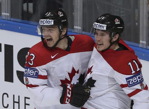 Kanaďan Brendan Gallagher (vpravo) oslavuje se Samem Reinhartem svou trefu v semifinále proti USA.