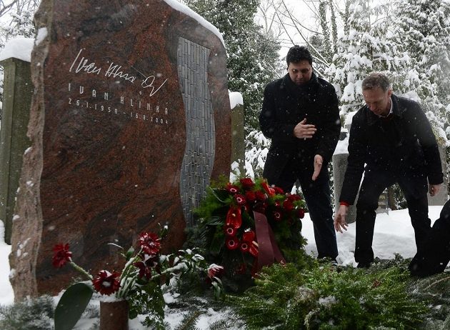 Olympijští vítězové z Nagana položili v rámci oslav triumfu věnce a květiny u hrobu trenéra Ivana Hlinky na pražských Olšanech. Vlevo Vladimír Růžička, vpravo Dominik Hašek.