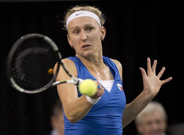 Česká tenistka Tereza Smitková při fedcupovém utkání s Kanaďankou Dabrowskou.
