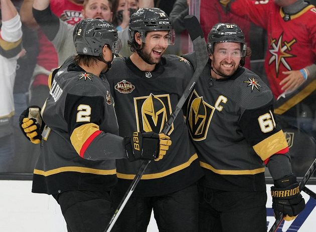 Radost hokejistů Vegas Golden Knights v utkání NHL. Gól slaví Nicolas Hague (14), Zach Whitecloud (2) a Mark Stone (61)-