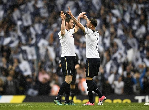 Anglický Tottenham se loučí se stadionem White Hart Lane. V posledním utkání na legendárním stánku vyhráli domácí nad Manchesterem United a měli důvod slavit.