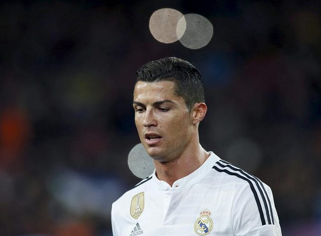 Zklamaná hvězda Realu Madrid Cristiano Ronaldo po porážce v El Clásiku opouští barcelonský stadión Camp Nou.