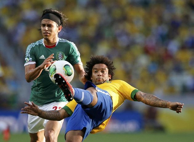 Souboj Brazilce Marcela (vpravo) s Gerardem Floresem z Mexika na Poháru FIFA na Estadio Castelao ve Fortaleze.