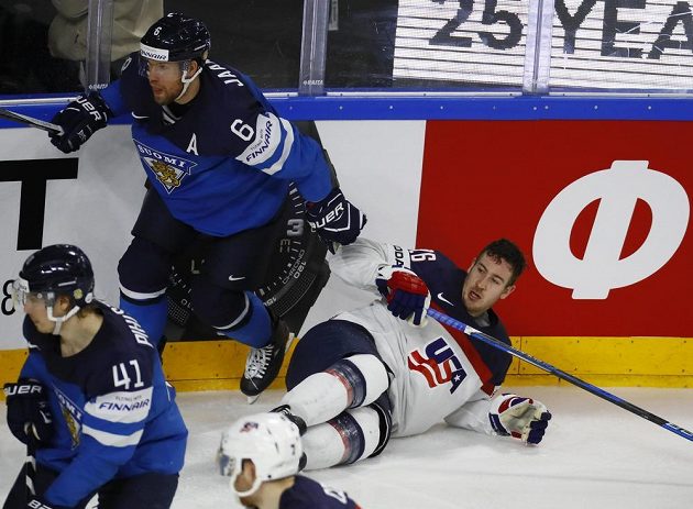 Američan Kevin Hayes je na ledě a bez přilby poté, co jej atakoval Fin Topi Jaakola během čtvrtfinále mistrovství světa.