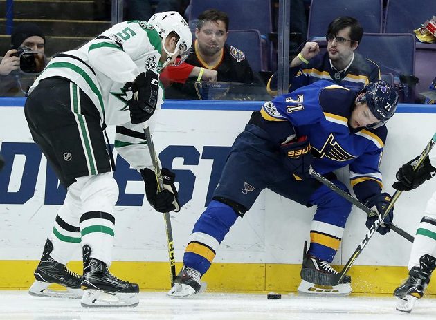 Jamie Oleksiak z týmu Dallas Stars se chystá atakovat Vladimíra Sobotku ze St. Louis v utkání NHL.