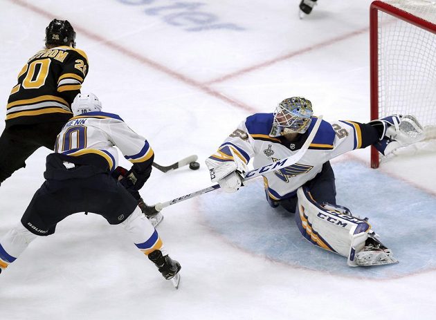 Brankář St. Louis Jordan Binnington ve třetí třetině vychytal i šanci Joakima Nordströma.