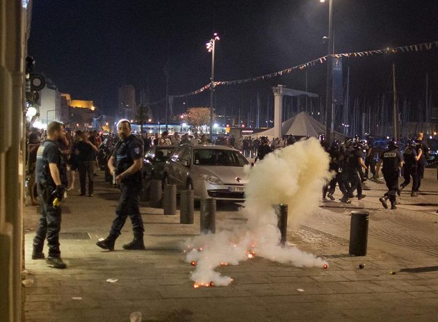 V Marseille se porvali fanoušci, situaci uklidnili až přivolané policejní jednotky.