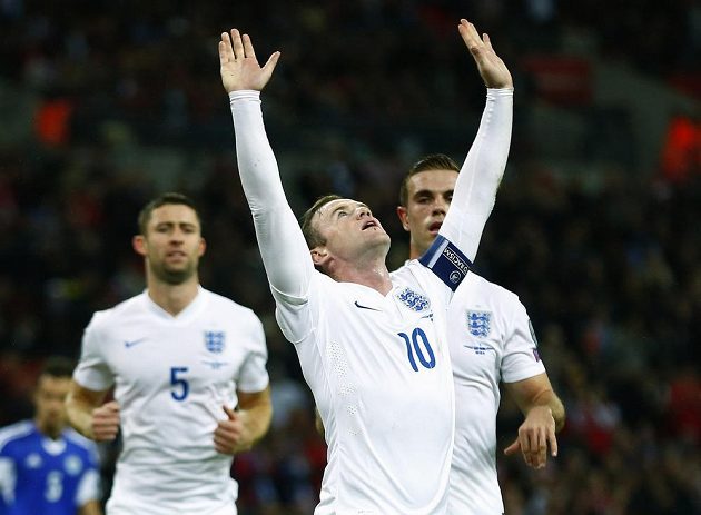 Angličan Wayne Rooney se raduje po brance, kterou vstřelil San Marinu z pokutového kopu.