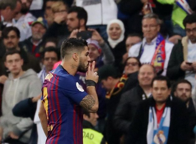 Gesto barcelonského Luise Suáreze směrem k fanouškům Realu Madrid. Útočník vstřelil v odvetě Španělského poháru dvě branky a Katalánci slaví postup.