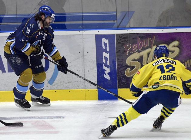 Utkání čtvrtfinále play off první hokejové ligy. Zleva Jaromír Jágr z Kladna a Mikuláš Zbořil z Přerova.