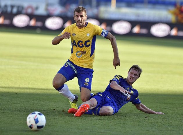 Teplický záložník Admir Ljevakovič (vlevo) a Petr Hronek z Jihlavy v utkání 5. ligového kola.