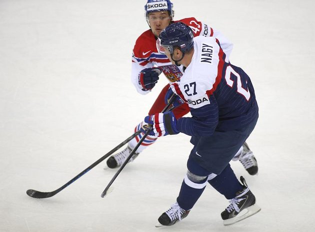 Slovenský útočník Ladislav Nagy (vpravo) v souboji s českým forvarem Janem Kovářem.