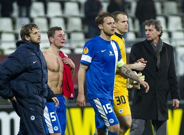 Zklamání ve tvářích fotbalistů Slovanu Liberec. Zleva záložník Marek Jarolím, obránce Vladimír Coufal, kapitán Radoslav Kováč a brankář Lukáš Hroššo. Zcela vpravo je vedoucí mužstva Jiří Neuman.