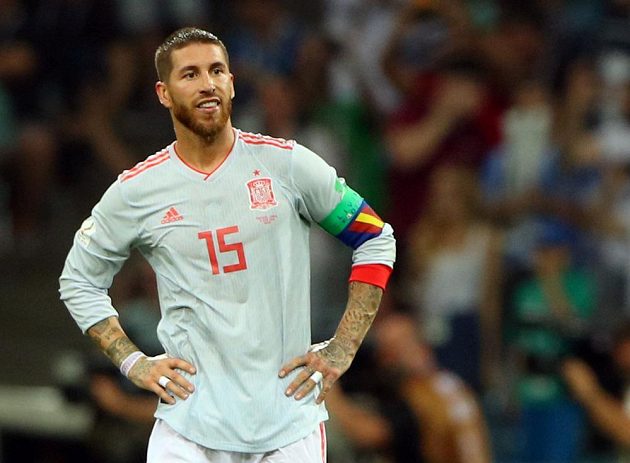 Španělský kapitán Sergio Ramos nevěřícně zírá, když rána Portugalce Cristiana Ronalda skončila v síti.