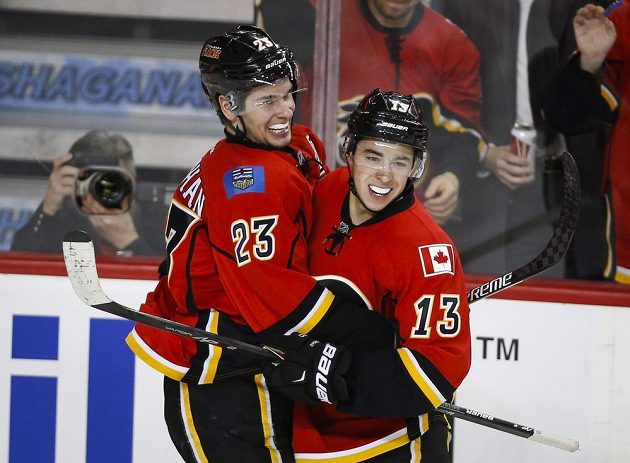 Hrdina Calgary Sean Monahan (vlevo) jásá po gólu proti Carolině. Vpravo Johnny Gaudreau.