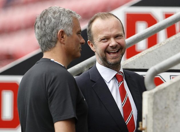 Kouč Manchesteru United José Mourinho (vlevo) a jeden z klubových šéfů Ed Woodward.