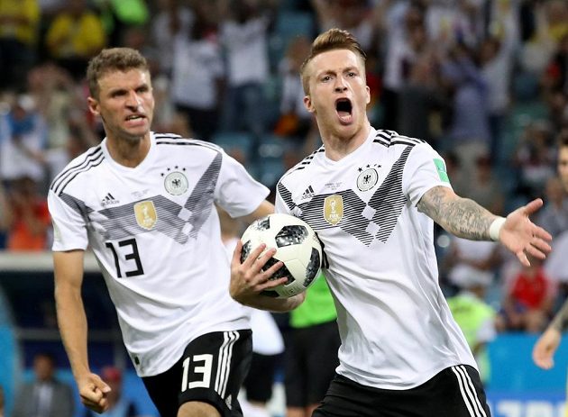 Němečtí fotbalisté Marco Reus (vpravo) a Thomas Müller oslavují vyrovnávací gól proti Švédsku.