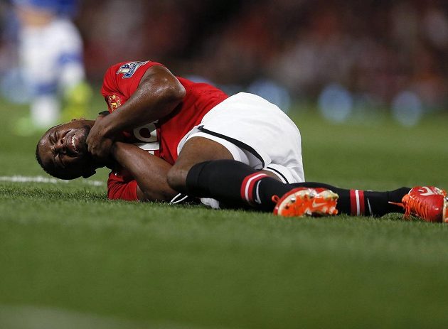 Obránce Manchesteru United Patrice Evra v dohrávce 2. kola Premier League proti Chelsea.