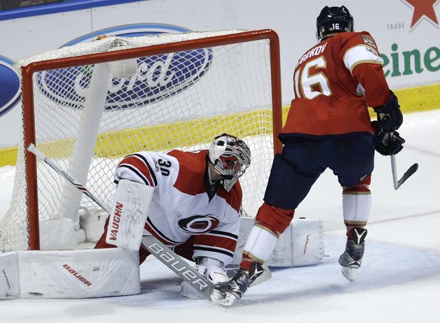 Útočník Floridy Panthers Aleksander Barkov překonává ze samostatného nájezdu gólmana Caroliny Hurricanes Cama Warda.