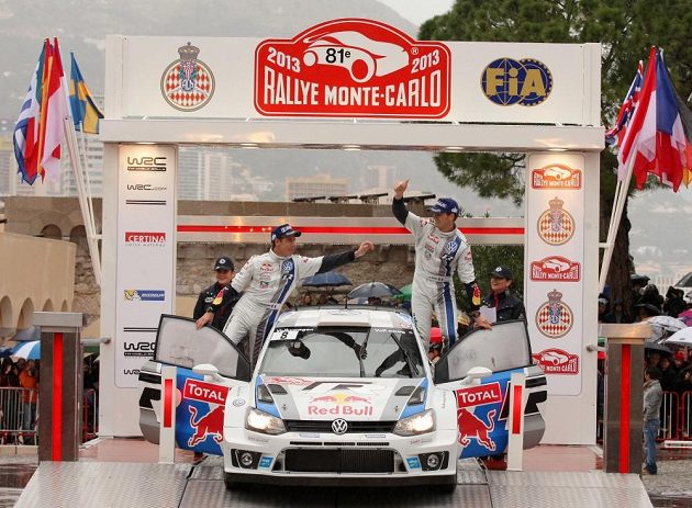 Sébastien Ogier (vpravo) s Volkswagenem Polo WRC na loňské Rallye Monte Carlo, kde načal cestu k prvnímu titulu kariéry.