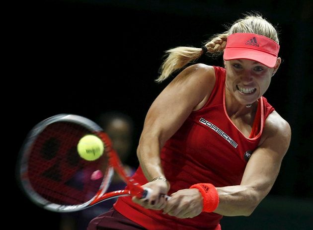 Německá tenistka Angelique Kerberová během utkání s Petrou Kvitovou na Turnaji mistryň v Singapuru.