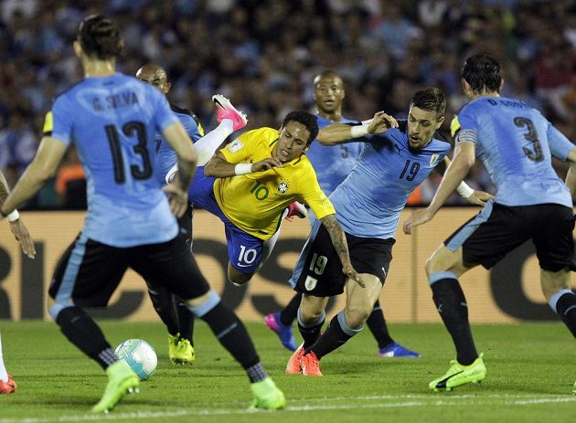 Brazilec Neymar to neměl v utkání jihoamerické kvalifikace o postup na MS 2018 jednoduché. Hráči Uruguaye mu pořádně naložili. Neymar ale stejně dal gól a Brazílie vyhrála 4:1