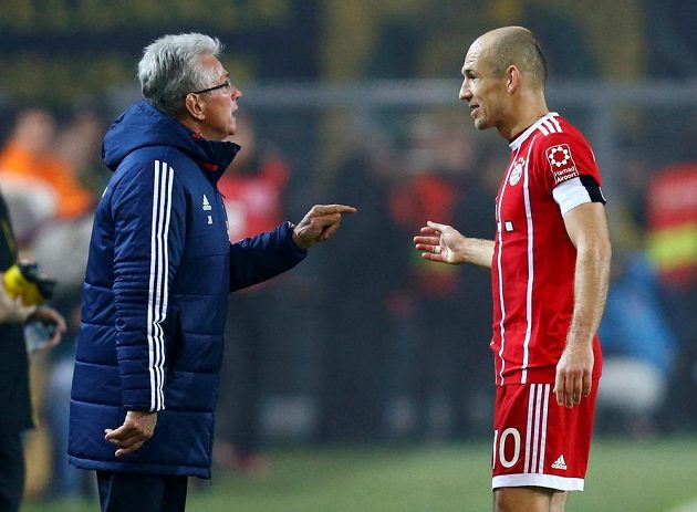 Trenér Bayernu Mnichov Jupp Heynckes diskutuje s Arjenem Robbenem během utkání v Dortmundu. Bayern ve šlágru bundesligy vyhrál 3:1.