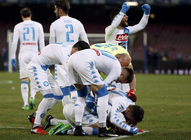 Fotbalisté Neapole slaví vítězný gól proti Sampdorii Janov v zápase 19. kola italské ligy.