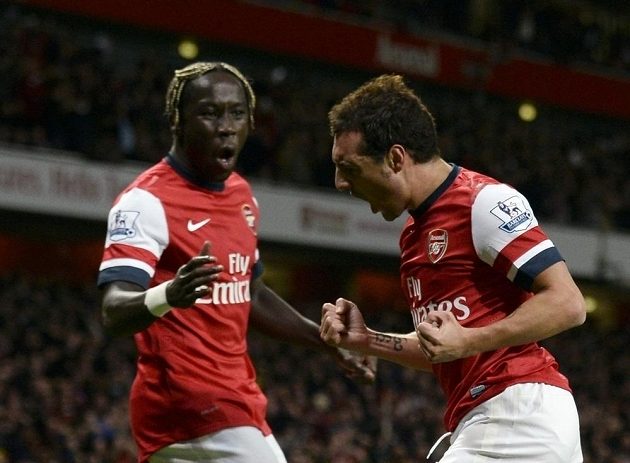 Cazorla slaví branku, kterou otevřel skóre v utkání s Liverpoolem. V pozadí jeho spoluhráč Sagna.