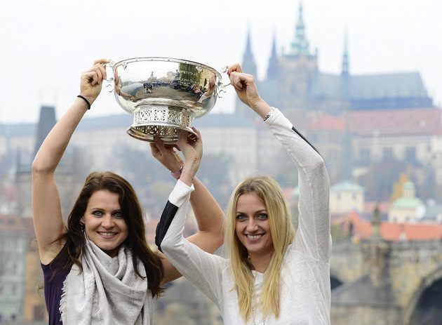 České tenistky Lucie Šafářová (vlevo) a Petra Kvitová s pohárem pro vítězky Fed Cupu.