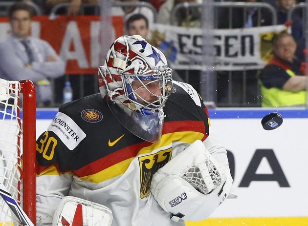 Německý brankář Philipp Grubauer v akci během čtvrtfinále mistrovství světa.