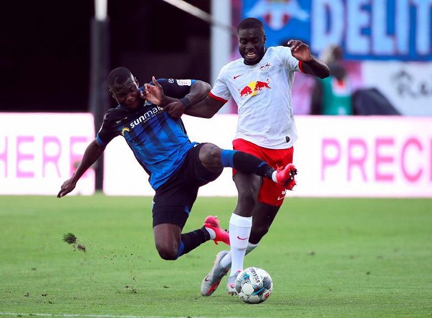 Dayot Upamecano z Lipska v akci se Strelim Mambou z SC Paderborn během bundesligového utkání.