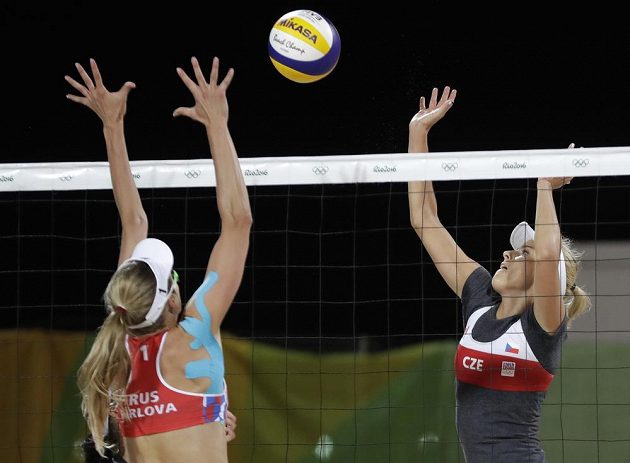 Markéta Sluková (vpravo) a Ruska Jekatěrina Birlovová v zápase předkola play off.