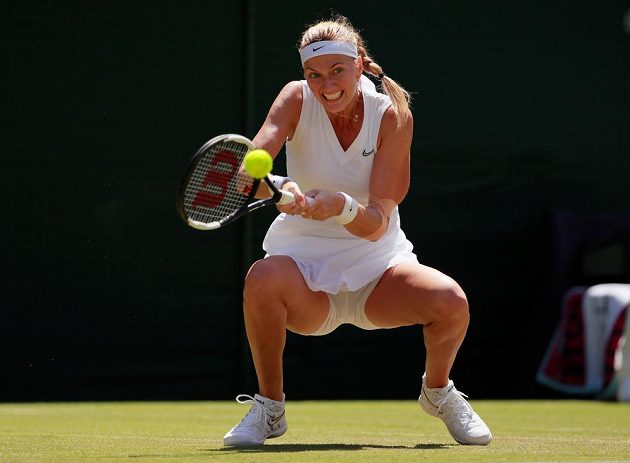 Paráda. Dvojnásobná šampionka Petra Kvitová je po výhře nad Kristinou Mladenovicovou z Francie 7:5, 6:2 po čtyřech letech ve 3. kole tenisového Wimbledonu.