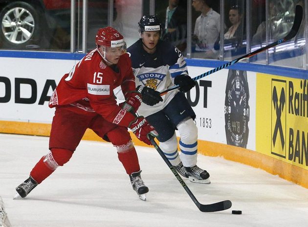 Finský hokejista Sebastian Aho v souboji s Bělorusem Arťjomem Demkovem v utkání mistrovství světa.