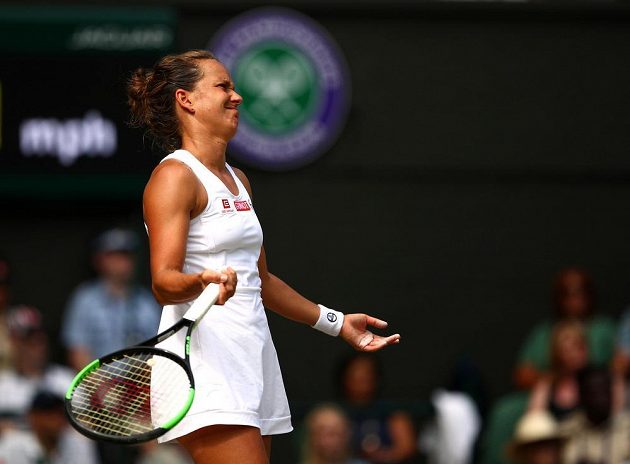 Co s tím mám dělat? Česká tenistka Barbora Strýcová neměla v semifinále Wimbledonu nárok.