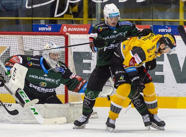 Brankář Karlových Varů Jan Bednář, Matěj Stříteský z Karlových Varů a Tomáš Pospíšil z Litvínova.